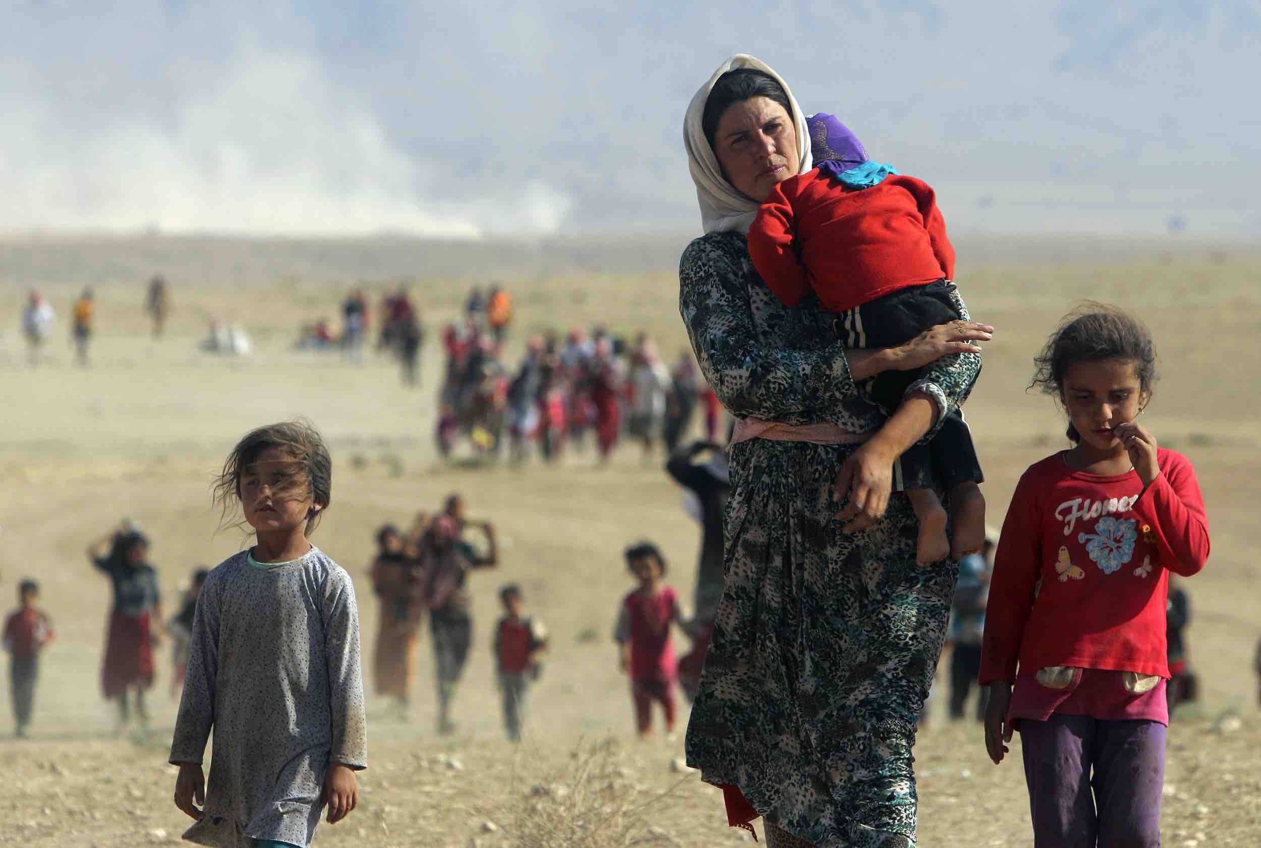 ازحون من الأقلية الدينية اليزيدية يهربون من عنف قوات موالية لداعش في مدينة سنجار بالعراق، 11 أغسطس\آب 2014. رويترز، رودي سعيد.