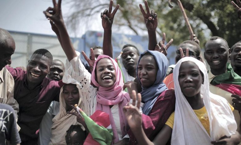 الصورة: سودانيات وسودانيون يحتفلون في الخرطوم بعد توقيع الجنرالات وقيادات الاحتجاج على الدستور الانتقالي، 17 أغسطس\آب 2019. وكالة الأنباء الفرنسية.