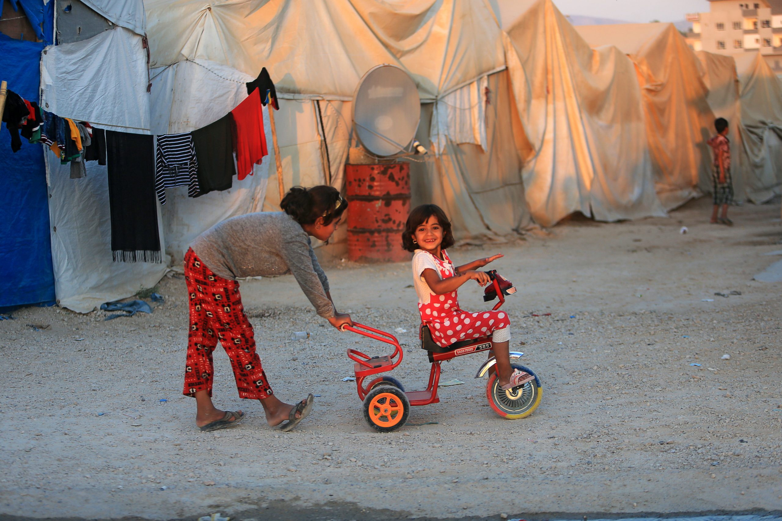 أطفال عراقيون نازحون من الأقلية الإيزيدية ممن فروا من مدينة سنجار يلعبون بمخيم شاريا في تخوم محافظة دهوك، 30 يوليو، 2019. رويترز، آري جلال.