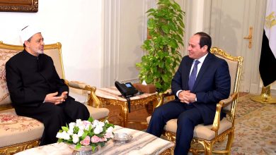 Egyptian President Abdel Fattah al-Sisi meets with Al-Azhar's Grand Imam Ahmed al-Tayeb at the Ittihadiya presidential palace in Cairo, Egypt 26 February 2017. The Egyptian Presidency/Handout via Reuters