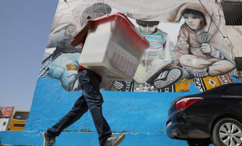 وكيل اقتراع يحمل صندوق تصويت إلى أحد مركز الاقتراع قبيل الانتخابات الرئاسية، تونس العاصمة، تونس، 14 سبتمبر 2019. رويترز، محمد حامد.