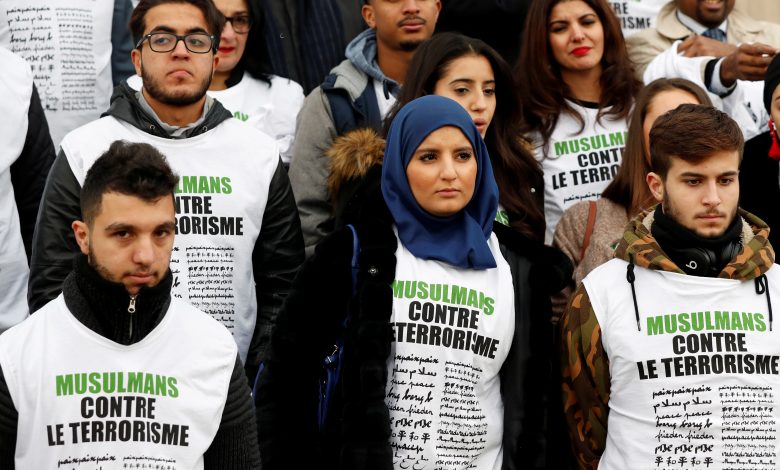 مواطنون يرتدون تيشيرتات مكتوب عليها "مسلمون ضد الإرهاب" خلال تجمع أمام "حائط السلام" بباريس، فرنسا، 13 نوفمبر 2017. رويترز، جونزالو فيوينتيس.