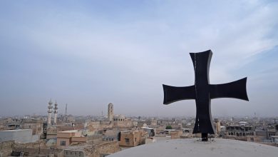 صورة لصليب فوق كنيسة القديس توماس، مدينة الموصل القديمة، العراق، 28 أكتوبر، 2020. رويترز، عبدالله رشيد.
