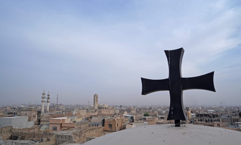 صورة لصليب فوق كنيسة القديس توماس، مدينة الموصل القديمة، العراق، 28 أكتوبر، 2020. رويترز، عبدالله رشيد.