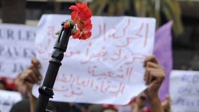 متظاهرون سلميون وضعوا زهورا بفوهات بنادق جنود الجيش بعد إطلاقهم الرصاص في الهواء لثني المتظاهرين عن اقتحام بناية رسمية، تونس العاصمة، تونس، 20 يناير 2011. رويترز.