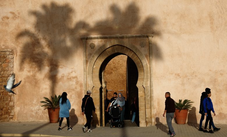 مواطنون يسيرون في المدينة القديمة بالرباط، المغرب، 19 ديسمبر 2022. رويترز، خوان مدينة.
